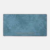 ボホティール（緑がかった色）ブルージオメトリックデスクマット及び名前をカスタムする デスクマット (正面)