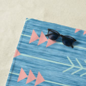 ボホピンク白い矢印ブルーの背景 ビーチタオル (インサイチュ)