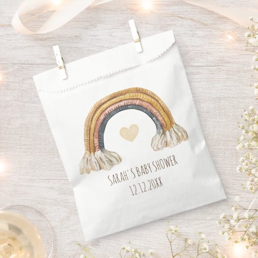 ボホベビーウォーターカラーレインボーハートベージュフォバッグ フェイバーバッグ (クリップ留めされた状態)