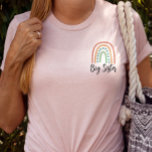 ボホモダンレインボー姉Tシャツ Tシャツ<br><div class="desc">ボヘミアンの手描きレインボーを特徴とするモダン完全編集可能な姉Tシャツ。このクラシックスタイルのTシャツは、お姉さんや姉さんにとって最高の贈り物だ。あるいは単に皆に自分が姉であることを誇りを持った示すことができる!「ビッグシスター」という言葉は完全に編集可能で、色や言い回しを好きなように変えられる!虹の色も編集可能!単クリックに「デザインの編集」ボタンで色を変更する。</div>