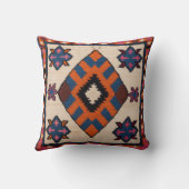 ボホモダン：幾何学模様のMaを持つ白いキリム枕 クッション (裏面)