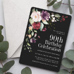 ボホレッド赤面とパープルフローラ90誕生日 招待状<br><div class="desc">美し祝いボホのスタイルで90歳の誕生日を迎えて、この水色フローラの誕生日パーティーの招待とユニーク、洗練されたブラックで。バーガンディの赤、赤面のピンク、梅の紫スタイリッシュ、桃の色の組み合わせで美しいフローラコーナーの花束が広がり、その間に豪華な緑が散らばっている。それは年の任意の時間にお祝いのための素晴らしい選択をする。招待状の裏側には、マッチする花束が飾られている。この招待状は、印刷された招待状またはデジタルダウンロードの両方としてご利用いただけます。</div>