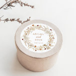 ボホワイルドフラワーフローラルバタフライウェディング ラウンドシール<br><div class="desc">Boho Wildflowerフローラ結婚蝶のクラシック丸いステッカーは、美しい花束と繊細な蝶のイラストを備えている。</div>