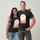 ボホ抽象芸術アートデザートサンセットランドスケープ幾何学的 Tシャツ (ユニセックス)