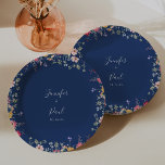 ボホ数々のー色の野結婚花のケーキ ペーパープレート<br><div class="desc">このボホ数々のー色の山花の結婚ケーキ紙プレートは結婚式のレセプションに最適モダンである。このデザインは数々の、ピンク、赤面、紫、黄、白、紫、紫、赤、ブルゴーニュの野生の花々の色の品揃えを備えている。新郎新婦の名前と日付を付け結婚て自分で。</div>