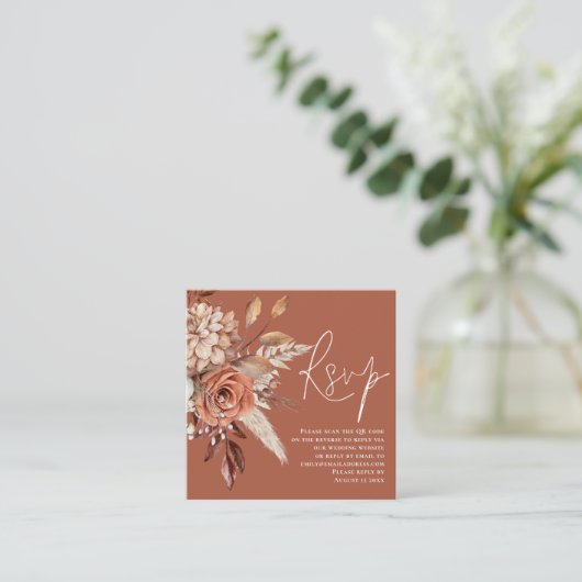 ボホ花模様QRコードテラコッタウェディングRSVP エンクロージャーカード (スタンド正面)
