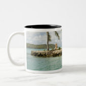 ボラボラ空港到着 ツートーンマグカップ (左)