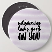 ボランティアの方が似合う 缶バッジ (正面&裏面)