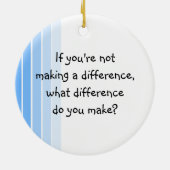 ボランティアは違いを生じます セラミックオーナメント (裏面)