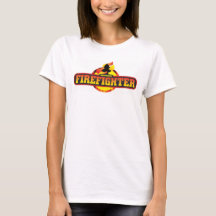 ボランティア消防士の女性のTシャツ