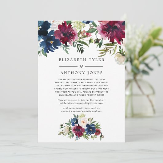 ボルドーとネイビーの花束 縮小された結婚式のゲストリストのお知らせ 案内状 (スタンド正面)