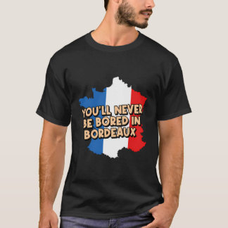 ボルドーバケーショントラベラーで決して退屈しない Tシャツ