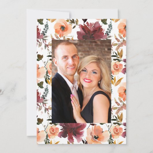 ボルドーピンクの花を添えたワインボトル ウェディング セーブザデート (裏面)