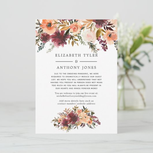 ボルドーピンクの花柄 縮小された結婚式のゲストリスト 案内状 (スタンド正面)