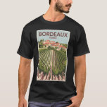 ボルドーフランスヴィネヤードトラベルアートヴィンテージ Tシャツ<br><div class="desc">ボルドーのレトロベクトル旅行デザイン。ボルドーはワイン産地の中心地で、フランス南西部のガロンヌ川の港湾都市である。</div>