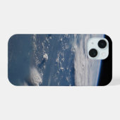 ボルネオ島南部に広がる巨大積乱雲のアンビル。 iPhone 15ケース (裏面横)