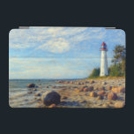 ボルmsi静粛性 iPad miniカバー<br><div class="desc">この作品は、バルト海の小さなエストニアの島であるヴォルmsiの静かな強さと時代を超越した存在を捉えている。その中心にはザックスビー灯台があり、壮大なシンボルではなく、沿岸の静寂に囲まれた静かで安定したガイドとして位置している。柔らかい自然の色調、線ミニマル、微妙なグラデーションを引き立て、ボラソフトの穏やかな雰囲気を反映する。静かな水から静かな海岸線までのあらゆる要素は、視聴者が一時停止、呼吸、再接続するように招待状する。風景よりも、時間が遅くなる場所への視覚的なオマージュ。</div>