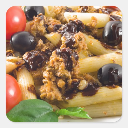 ボローグネソース入りパスタ，牛肉の肉，オリーブ スクエアシール (正面)