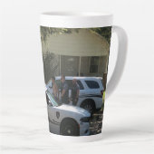 ボンネットの警官 カフェラテマグ (右アングル)