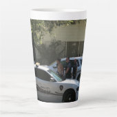 ボンネットの警官 カフェラテマグ (正面)