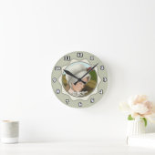 ボンネットを身に着けたアミッシュな女の子 ラウンド壁時計 (ホーム)