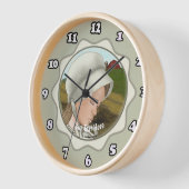 ボンネットを身に着けたアミッシュな女の子 ラウンド壁時計 (傾斜)