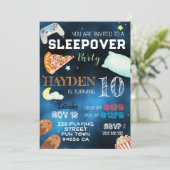 ボーイスリーポバーピザパジャマ誕生日 招待状 (スタンド正面)