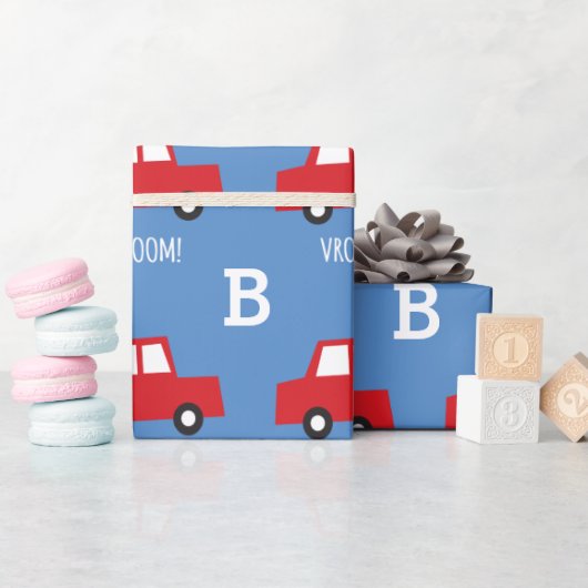 ボーイズおもちゃトランスポートかわいい赤い車モノグラム誕生日 ラッピングペーパー (ベビーシャワー)