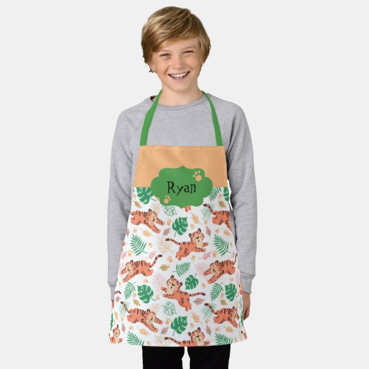 ボーイズかわいいタイガーワイルドジャングルサファリと名前キッズ エプロン (着用した状態)