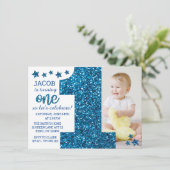 ボーイズブルーグリッターフォトファースト誕生日 招待状 (スタンド正面)