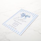 ボーイズブルーボウとストライプバプテスマ招待状 箔招待状 (回転した状態)
