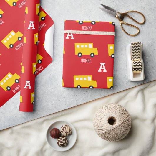 ボーイズ玩具輸送イエローバスモノグラム誕生日 ラッピングペーパー (クラフト)