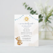 ボーイズ赤ちゃんシャワー熊とサンシャインウォーター色 インビテーションポストカード (スタンド正面)