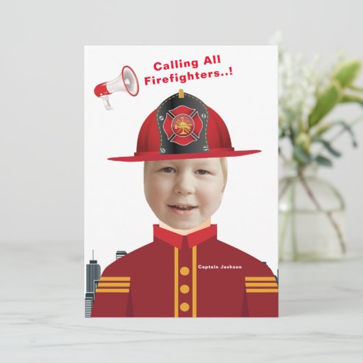 ボーイズ顔インホール消防ファイターフォト誕生日 招待状 (スタンド正面)