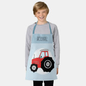ボーイズ·キュートモダンブルーファームトラクター&ネームキッズ エプロン (着用した状態)