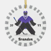 ボーイズ・パープル・アイスホッケープレイヤー名Winter ストライプの セラミックオーナメント (正面)