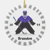 ボーイズ・パープル・アイスホッケープレイヤー名Winter ストライプの セラミックオーナメント (裏面)