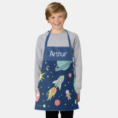 ボーイズ·ブルー·キュート·宇宙·ロケット船と名前 エプロン (着用した状態)