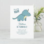 ボーイトリケラトプス誕生日。青い恐竜の子供パーティー 招待状 (スタンド正面)