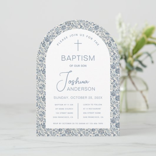 ボーイバプティスブルーホワイトアーチヴィンテージフローラルパターン 招待状 (スタンド正面)