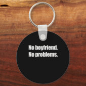 ボーイフレンドなし。問題ない。Tシャツ キーホルダー (正面)