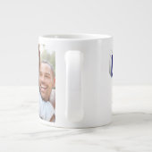 ボーイフレンドの写真とダークブルーのスクリプト ジャンボコーヒーマグカップ (裏面)