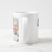 ボーイフレンドの写真と青いスクリプト ジャンボコーヒーマグカップ (裏面)