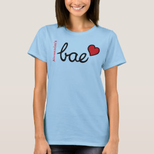 ボーイフレンドの名前のBaeのベビーの文字及び赤いハート Tシャツ