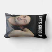 ボーイフレンドは枕を抱き締める ランバークッション (正面)