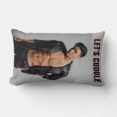 ボーイフレンドは枕を抱き締める ランバークッション (正面)