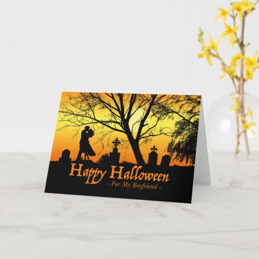 ボーイフレンド、カップル、墓地キスをするのためのハロウィーン カード (黄色い花)