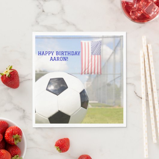 ボーイボールオンフィールドアメリカ国旗のサッカー誕生日 スタンダードランチョンナプキン (インサイチュ)