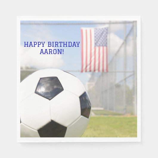 ボーイボールオンフィールドアメリカ国旗のサッカー誕生日 スタンダードランチョンナプキン (正面)