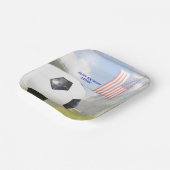 ボーイボールオンフィールドアメリカ国旗のサッカー誕生日 ペーパープレート (傾斜あり)